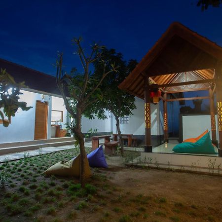 Lucky Hostel Batununggul Exterior foto