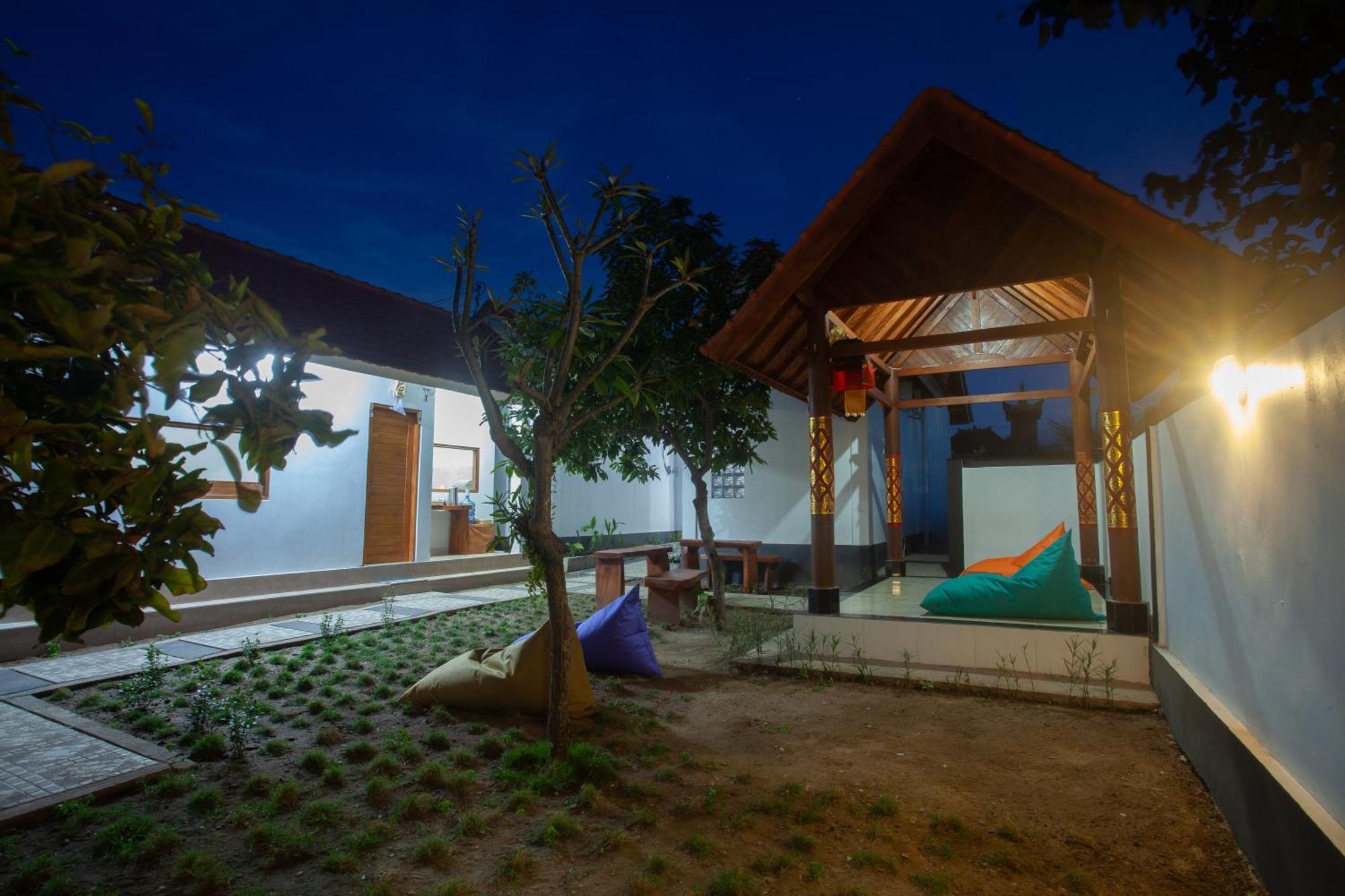 Lucky Hostel Batununggul Exterior foto