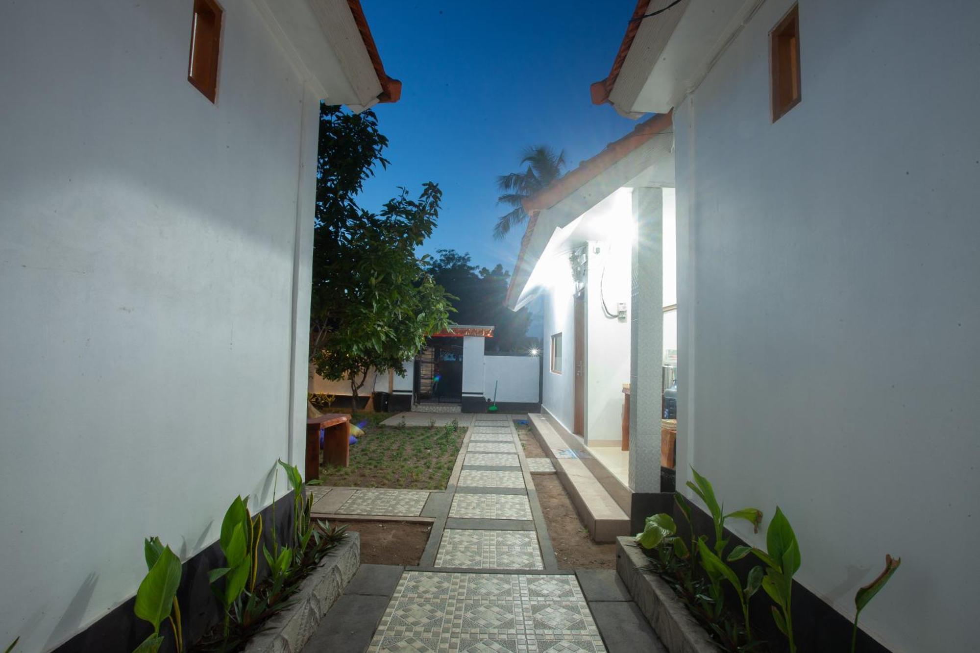 Lucky Hostel Batununggul Exterior foto