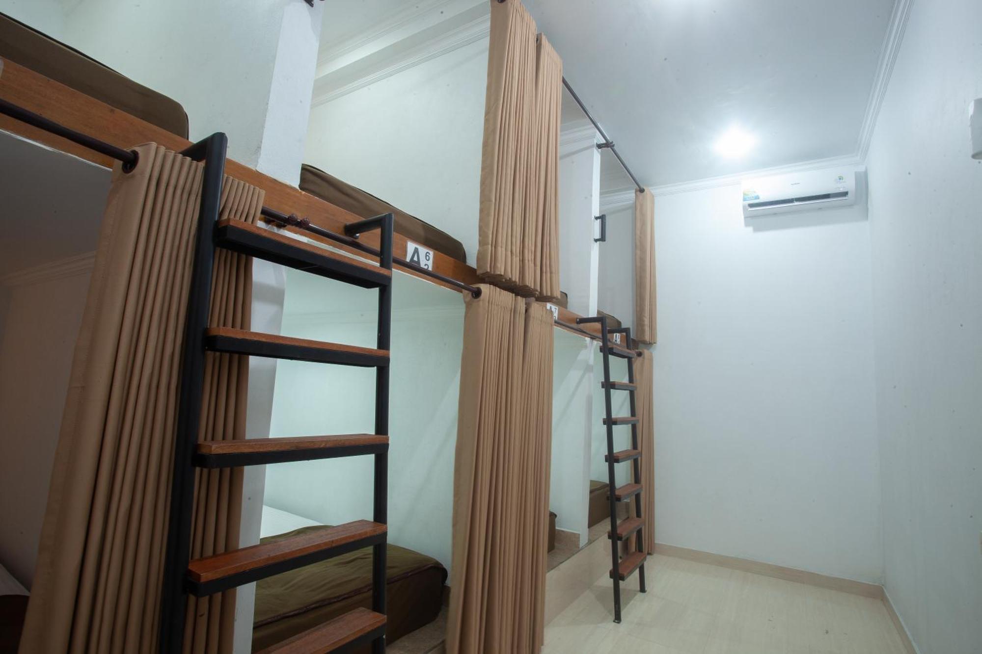 Lucky Hostel Batununggul Exterior foto